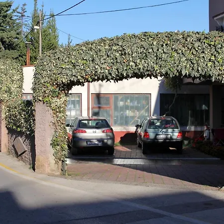 With A Parking Space - 5842